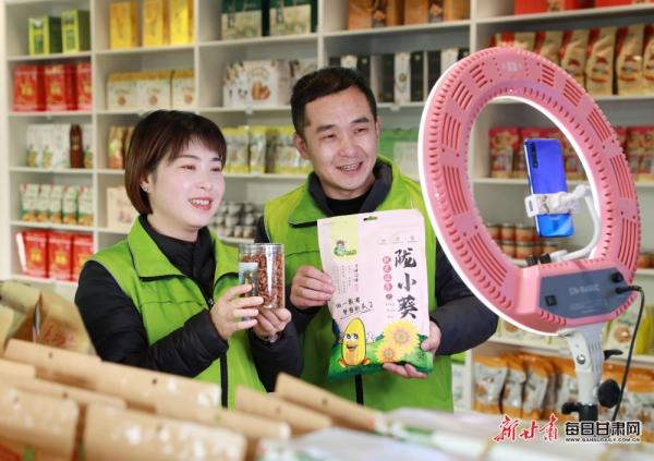 隴南市成縣陳院鎮(zhèn)隴小南帶貧電商基地，主播正在直播銷售“土年貨”。：（圖片一）李旭春攝影.JPG