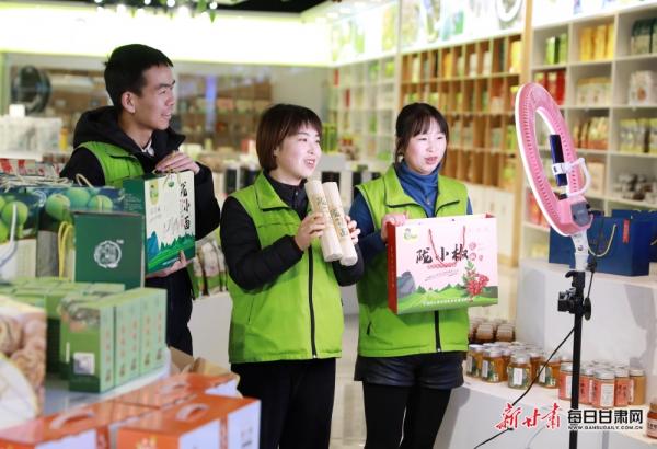 隴南市成縣陳院鎮(zhèn)隴小南帶貧電商基地，主播正在直播銷售“土年貨”。：（圖片2）李旭春攝影.JPG