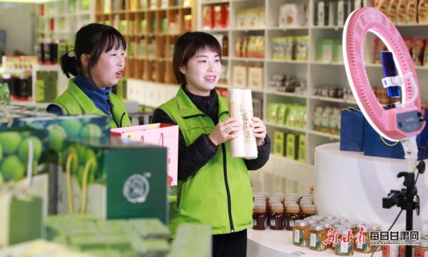 隴南市成縣陳院鎮(zhèn)隴小南帶貧電商基地，主播正在直播銷售“土年貨”。：（圖片4）李旭春攝影.JPG