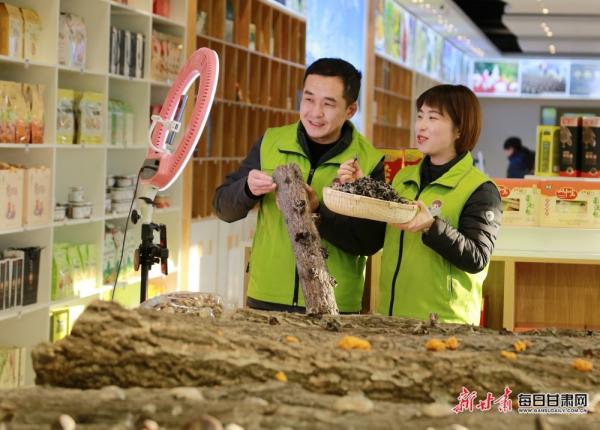 隴南市成縣陳院鎮(zhèn)隴小南帶貧電商基地，主播正在直播銷售“土年貨”。：（圖片5）李旭春攝影.JPG